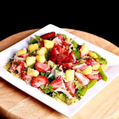 Strawberry salad with bulgur